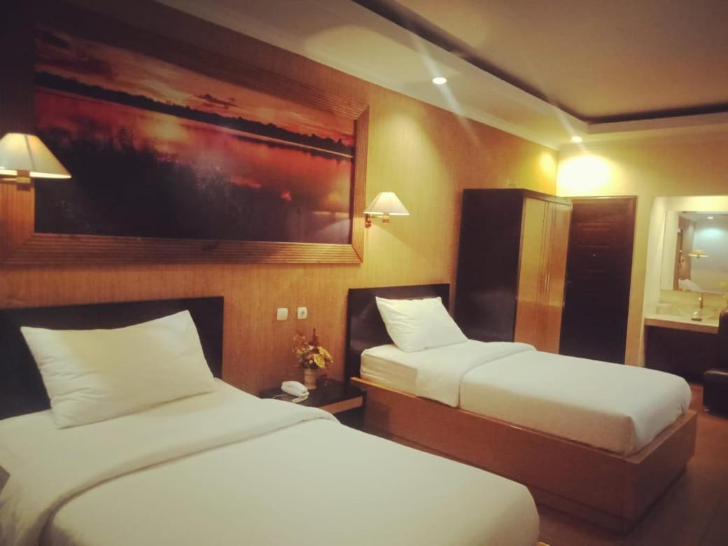 Hotel Kencana Rembang Exteriör bild